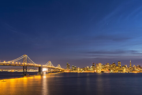 USA, Kalifornien, San Francisco, Skyline und Oakland Bay Bridge am Abend - FOF007062