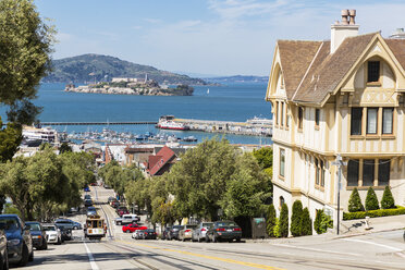 USA, California, San Francisco, Hyde Street, San Francisco Cable Car, San Francisco Bay and Alcatraz Island - FOF007065