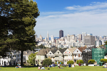 USA, Kalifornien, San Francisco, Alamo Square Park, Painted Ladies vor der Skyline von San Francisco - FOF007066