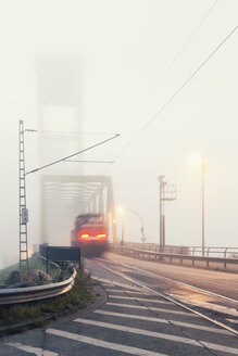 Deutschland, Hamburg, Verkehr über eine Brücke - MSF004275