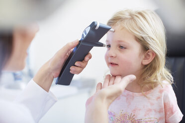 Eye doctor examining girl's vision - ZEF000603