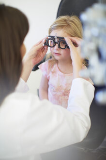 Eye doctor examining girl's vision - ZEF000604