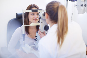 Augenarzt untersucht die Sehkraft einer Frau - ZEF000612