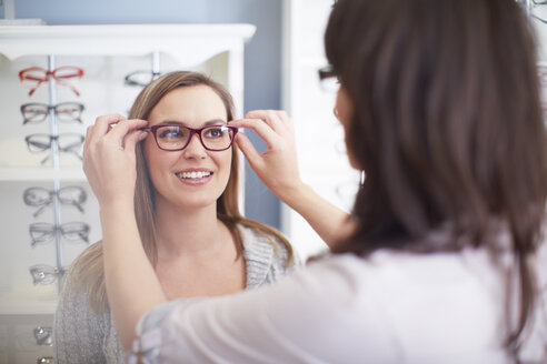 Woman at the optician trying on glasses - ZEF000638