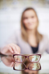 Brillengestell auf dem Tisch beim Optiker - ZEF000702