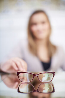 Brillengestell auf dem Tisch beim Optiker - ZEF000702