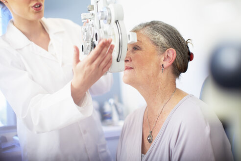 Augenarzt untersucht die Sehkraft einer älteren Frau - ZEF000704