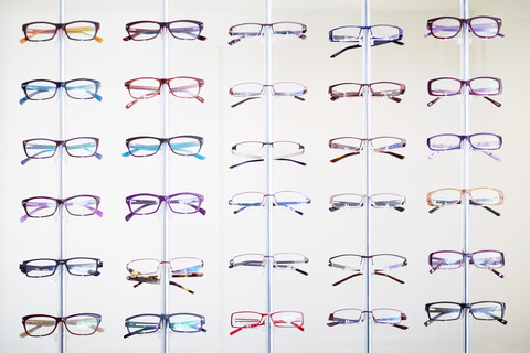 Sortiment an Brillen in einem Optikergeschäft, lizenzfreies Stockfoto