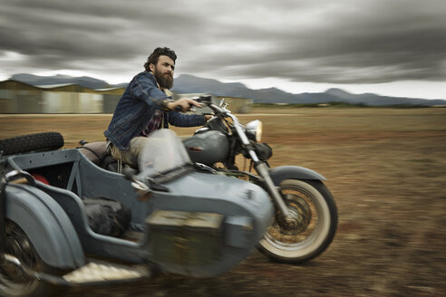 Man with full beard driving motorcycle with sidecar - KOF000014