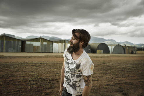 Man with full beard in abandoned landscape - KOF000032