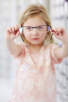 Mädchen beim Optiker mit Brille - ZEF000597