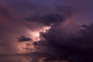 Österreich, Blitzschlag während eines nächtlichen Gewitters - EJWF000603