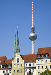 Deutschland, Berlin, Gebäude im Nikolaiviertel mit Kirche und Fernsehturm - PSF000627