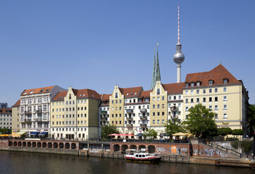 Deutschland, Berlin, Gebäude im Nikolaiviertel mit Kirche und Fernsehturm - PSF000628