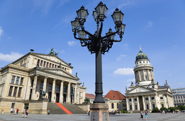 Deutschland, Berlin, Gendarmenmarkt mit Französischem Dom und Konzerthaus - PSF000635