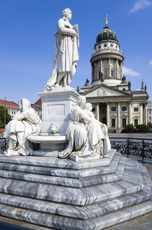 Deutschland, Berlin, Gendarmenmarkt mit Schiller-Statue und Französischem Dom - PSF000636