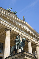 Deutschland, Berlin, Eingangsportikus des Konzerthauses mit Bronzestatue - PSF000637
