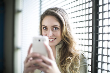 Junge Frau mit Mobiltelefon - ZEF000180