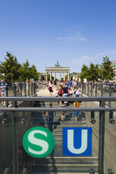 Deutschland, Berlin, Touristen am Bahnhof Unter den Linden in der Nähe des Brandenburger Tors - PSF000641