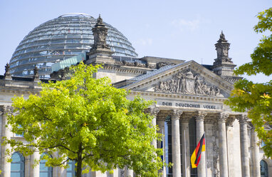 Deutschland, Berlin, Reichstagsgebäude mit Glasdachkuppel - PSF000648
