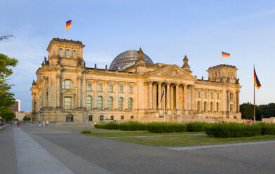 Deutschland, Berlin, Reichstagsgebäude bei Sonnenuntergang - PSF000651