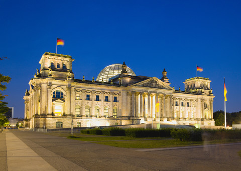 Deutschland, Berlin, Reichstagsgebäude bei Nacht beleuchtet, lizenzfreies Stockfoto