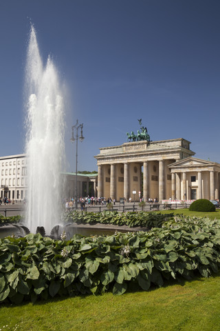 Deutschland, Berlin, Pariser Platz, Brandenburger Tor, Springbrunnen, lizenzfreies Stockfoto