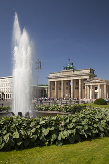 Germany, Berlin, Pariser Platz, Brandenburg Gate, Fountain - WIF001019