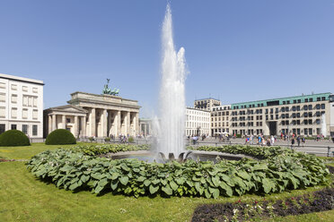 Deutschland, Berlin, Pariser Platz, Brandenburger Tor, Springbrunnen - WIF001021