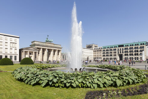 Germany, Berlin, Pariser Platz, Brandenburg Gate, Fountain - WIF001021