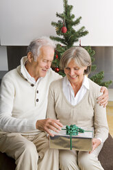 Älteres Paar tauscht zu Hause Weihnachtsgeschenke aus - CHAF000191