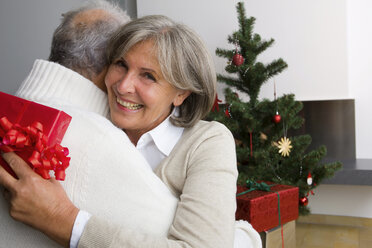 Älteres Paar tauscht zu Hause Weihnachtsgeschenke aus - CHAF000192
