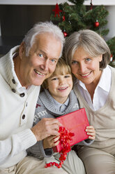 Glücklicher kleiner Junge erhält Weihnachtsgeschenk von seinen Großeltern - CHAF000193