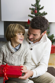 Vater schenkt seinem Sohn ein Weihnachtsgeschenk - CHAF000195