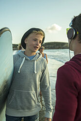 Zwei Teenager kommunizieren am Strand - UUF001709