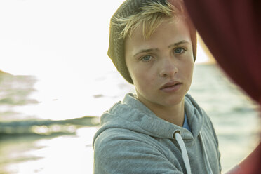 Porträt eines am Strand stehenden Teenagers - UUF001729