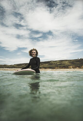 Frankreich, Bretagne, Camaret sur Mer, Jugendliches Mädchen beim Surfen an der Atlantikküste - UUF001764