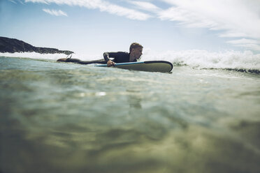 France, Bretagne, Camaret sur Mer, Teenage boy surfing at Atlantic coast - UUF001738