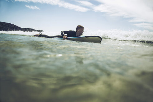 Frankreich, Bretagne, Camaret sur Mer, Jugendlicher beim Surfen an der Atlantikküste - UUF001738