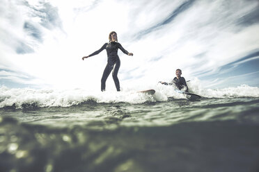 Frankreich, Bretagne, Camaret sur Mer, Jugendliches Mädchen beim Surfen an der Atlantikküste - UUF001766