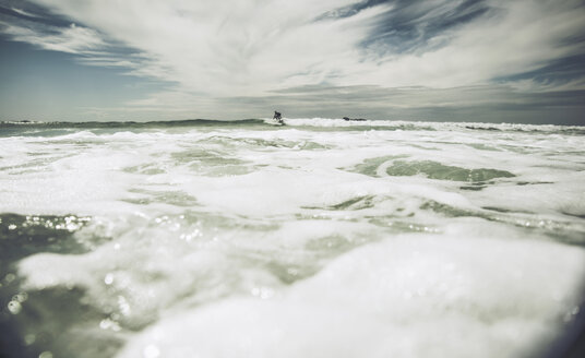 Frankreich, Bretagne, Camaret sur Mer, Jugendlicher beim Surfen an der Atlantikküste - UUF001742