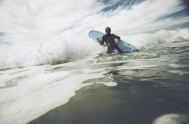 Frankreich, Bretagne, Camaret sur Mer, Jugendlicher beim Surfen an der Atlantikküste - UUF001768