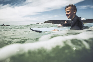 Frankreich, Bretagne, Camaret sur Mer, Jugendlicher beim Surfen an der Atlantikküste - UUF001769