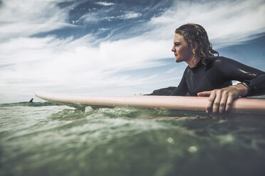 France, Bretagne, Camaret sur Mer, Teenage girl surfing at Atlantic coast - UUF001751