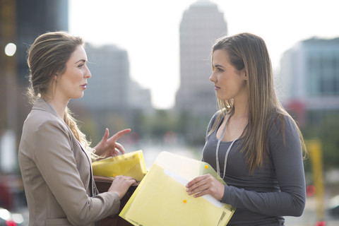 Zwei Geschäftsfrauen im Gespräch, lizenzfreies Stockfoto