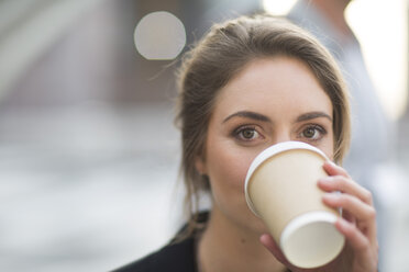 Porträt einer Geschäftsfrau, die einen Kaffee zum Mitnehmen trinkt - ZEF000255