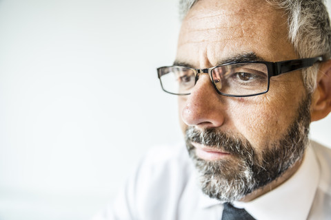 Porträt eines seriösen Geschäftsmannes mit Brille, lizenzfreies Stockfoto