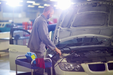 Automechaniker bei der Arbeit in einer Reparaturwerkstatt - ZEF000633