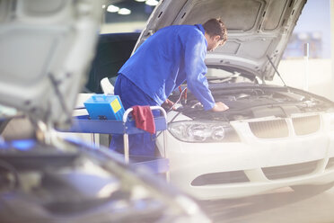 Automechaniker bei der Arbeit in einer Reparaturwerkstatt - ZEF000525