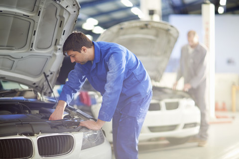 Automechaniker bei der Arbeit in einer Reparaturwerkstatt, lizenzfreies Stockfoto